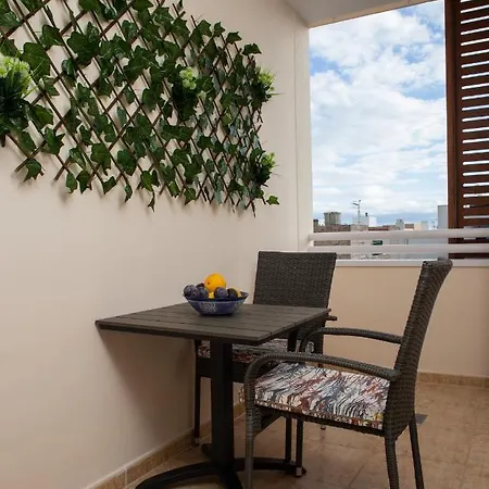 Apto Isa: Amplio Y Acogedor Apto De 75m Con Terraza, Aire Acondicionado Y Parking Gratuito Lägenhet