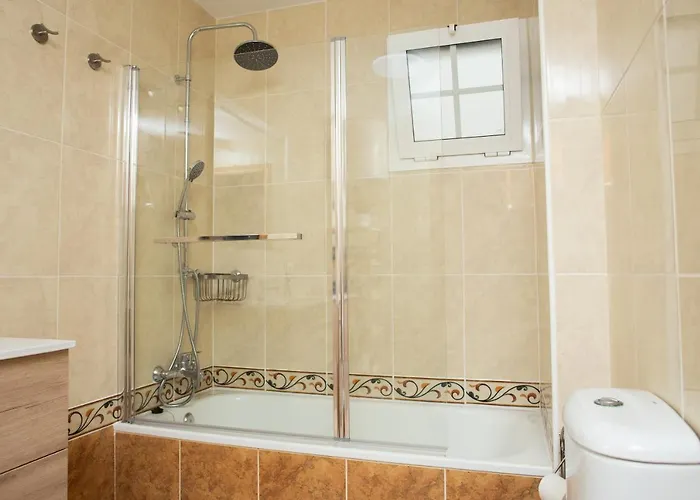 Apto Isa: Amplio Y Acogedor Apto De 75m Con Terraza, Aire Acondicionado Y Parking Gratuito Appartement *