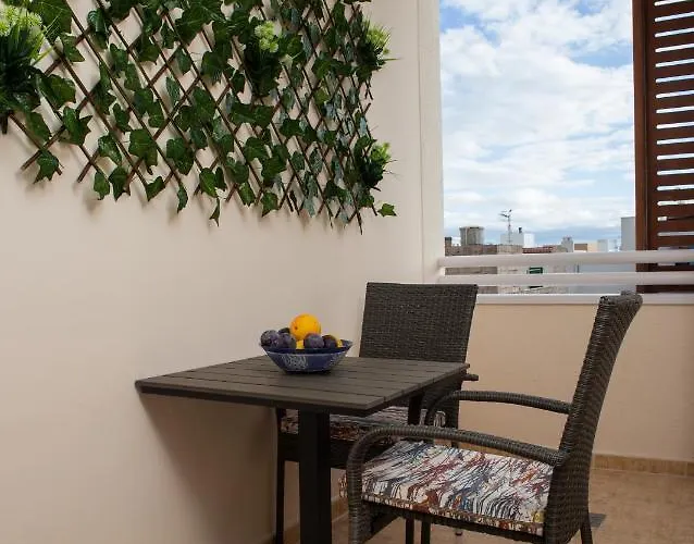 Apto Isa: Amplio Y Acogedor Apto De 75m Con Terraza, Aire Acondicionado Y Parking Gratuito Appartement