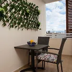 Apto Isa: Amplio Y Acogedor Apto De 75m Con Terraza, Aire Acondicionado Y Parking Gratuito Apartamento