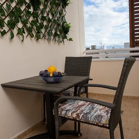 Apto Isa: Amplio Y Acogedor Apto De 75m Con Terraza, Aire Acondicionado Y Parking Gratuito