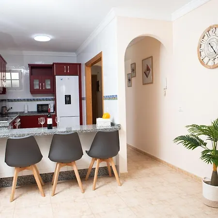 Apto Isa: Amplio Y Acogedor Apto De 75m Con Terraza, Aire Acondicionado Y Parking Gratuito * Los Abrigos