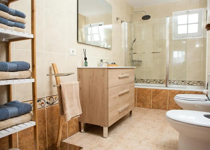 Apto Isa: Amplio Y Acogedor Apto De 75m Con Terraza, Aire Acondicionado Y Parking Gratuito