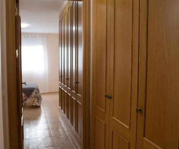 Apto Isa: Amplio Y Acogedor Apto De 75m Con Terraza, Aire Acondicionado Y Parking Gratuito