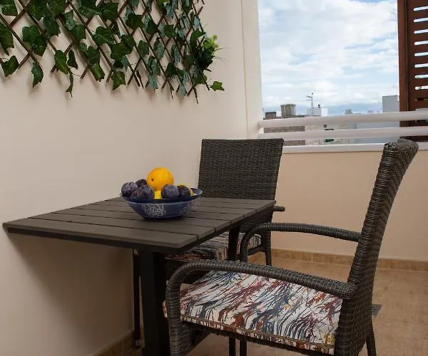 Apto Isa: Amplio Y Acogedor Apto De 75m Con Terraza, Aire Acondicionado Y Parking Gratuito